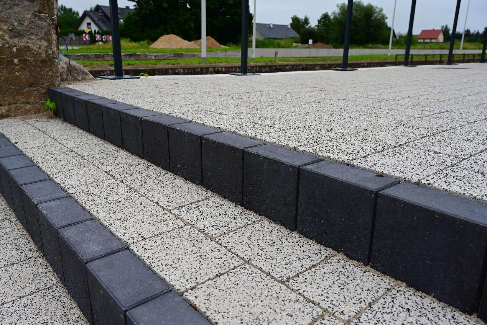 realizacja z kostką brukową k-28 płukaną i obrzeżem Modern